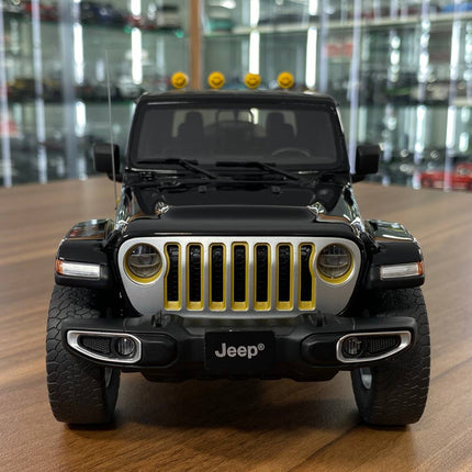 GT Spirit 1/18 Jeep Gladiator Honcho 2021 Black/Yellow Resin Model - studio product photo of the scale model