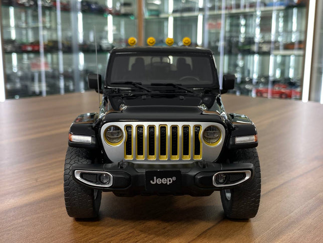 GT Spirit 1/18 Jeep Gladiator Honcho 2021 Black/Yellow Resin Model - studio product photo of the scale model