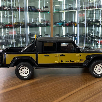 GT Spirit 1/18 Jeep Gladiator Honcho 2021 Black/Yellow Resin Model - detailed die-cast style model