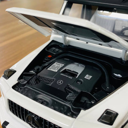 LCD Model Land Rover Range Rover 2022 - White with Gold Roof 1:18 Diecast Model Car - collector edition scale model