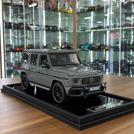 Mercedes-Benz AMG G63 2019 1:18 Arabian Gray Resin Ltd 99 pcs | Motor Helix - detailed collector display model