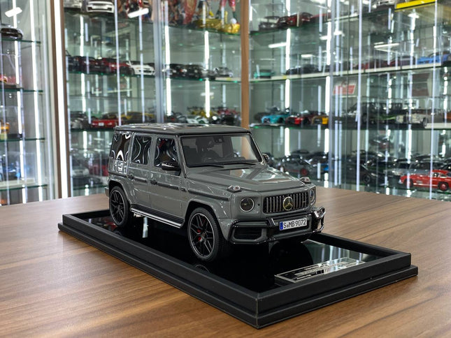 Mercedes-Benz AMG G63 2019 1:18 Arabian Gray Resin Ltd 99 pcs | Motor Helix - detailed collector display model