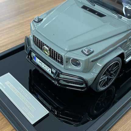 Mercedes-Benz AMG G63 2019 1:18 Arabian Gray Resin Ltd 99 pcs | Motor Helix - scale model collectible piece