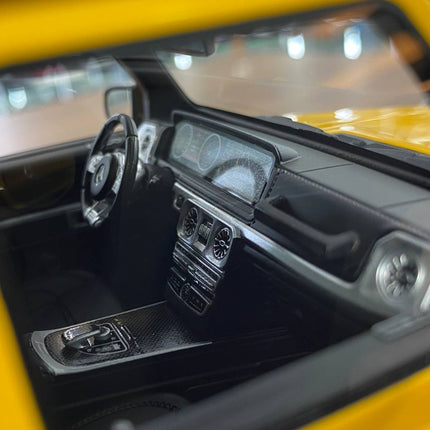 Motor Helix Mercedes Benz AMG G63 2019 1/18 Yellow Resin Model - scale model collectible piece