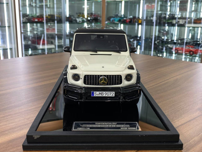 Motor Helix Mercedes Benz AMG G63 2019 1:18 White/Black Roof Resin Diecast Model Car Limited 99pcs - studio product photo of 