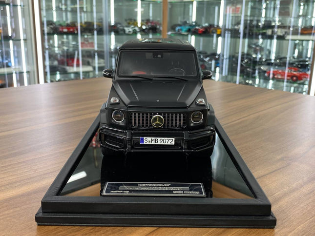 Motor Helix 1:18 Mercedes-AMG G63 2019 Matt Black Resin Model (199pcs) - studio product photo of the scale model