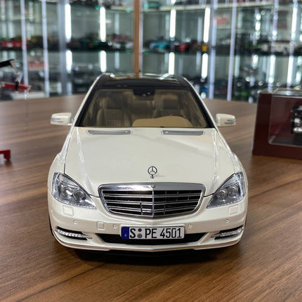 MotorHelix Mercedes-Benz S600L W221 1/18 White Diecast Model Car - studio product photo of the scale model