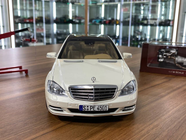 MotorHelix Mercedes-Benz S600L W221 1/18 White Diecast Model Car - studio product photo of the scale model