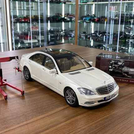 MotorHelix Mercedes-Benz S600L W221 1/18 White Diecast Model Car - detailed collector display model