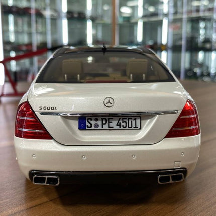 MotorHelix Mercedes-Benz S600L W221 1/18 White Diecast Model Car - collectible scale model car