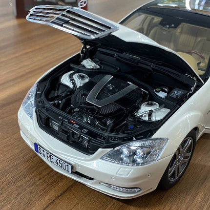 MotorHelix Mercedes-Benz S600L W221 1/18 White Diecast Model Car - showroom-quality model replica