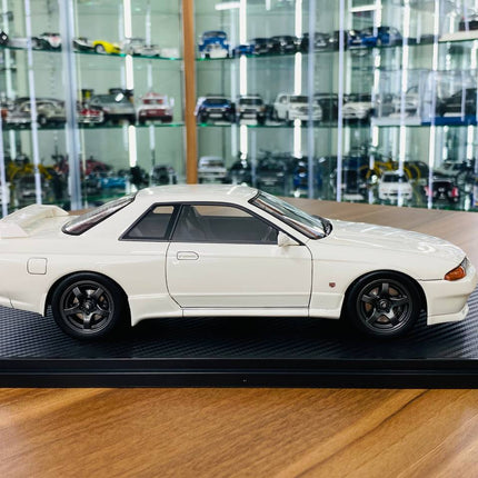 Ignition Model 1:18 Nissan Skyline GT-R R32 1993 White Resin Model - studio product photo of the scale model