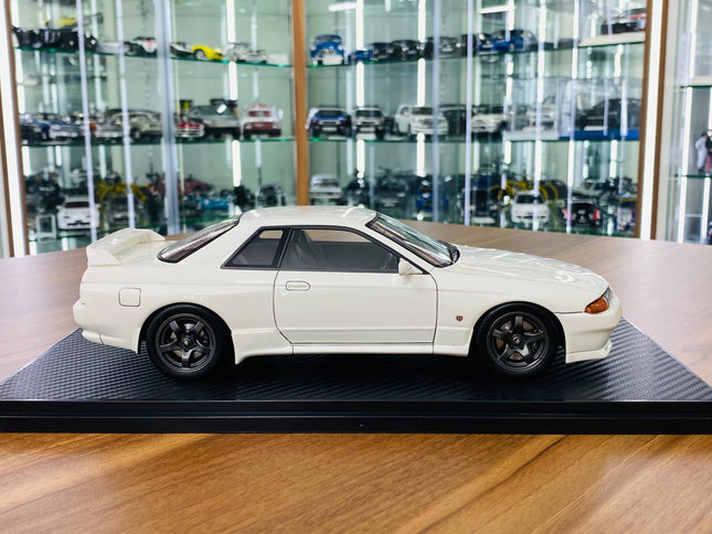 Ignition Model 1:18 Nissan Skyline GT-R R32 1993 White Resin Model - studio product photo of the scale model