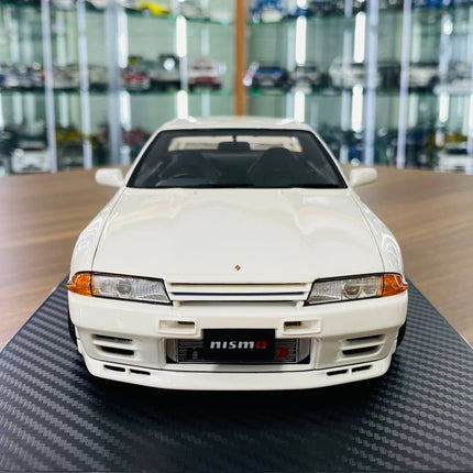 Ignition Model 1/18 Resin Nissan Skyline GT-R R32 White/Gold Rims - studio product photo of the scale model