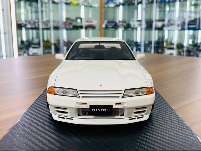 Ignition Model 1/18 Resin Nissan Skyline GT-R R32 White/Gold Rims - studio product photo of the scale model