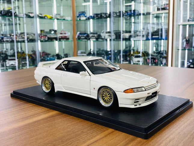Ignition Model 1/18 Resin Nissan Skyline GT-R R32 White/Gold Rims - detailed collector display model