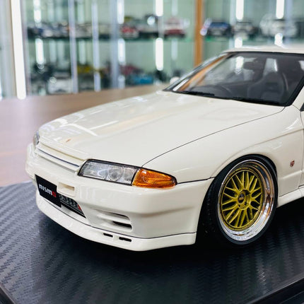 Ignition Model 1/18 Resin Nissan Skyline GT-R R32 White/Gold Rims - detailed die-cast style model