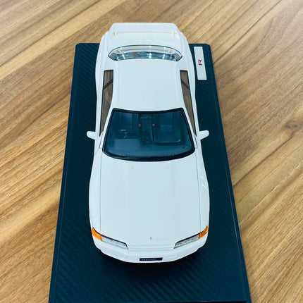 Ignition Model 1/18 Resin Nissan Skyline GT-R R32 White/Gold Rims - showroom-quality model replica