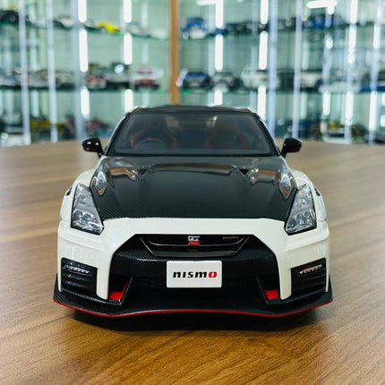 AutoArt Nissan GT-R R35 Nismo Package White/Carbon 1:18 Diecast Model Car - studio product photo of the scale model