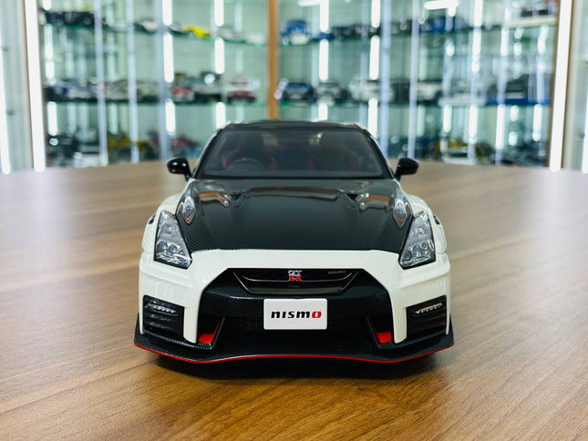 AutoArt Nissan GT-R R35 Nismo Package White/Carbon 1:18 Diecast Model Car - studio product photo of the scale model