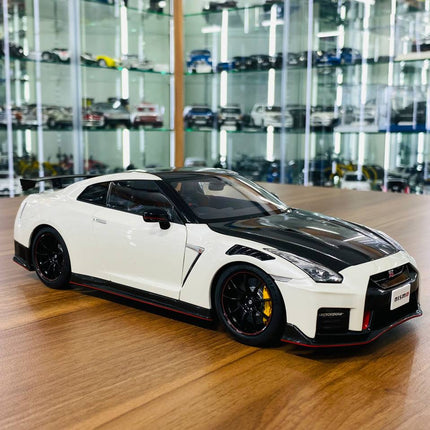 AutoArt Nissan GT-R R35 Nismo Package White/Carbon 1:18 Diecast Model Car - detailed collector display model