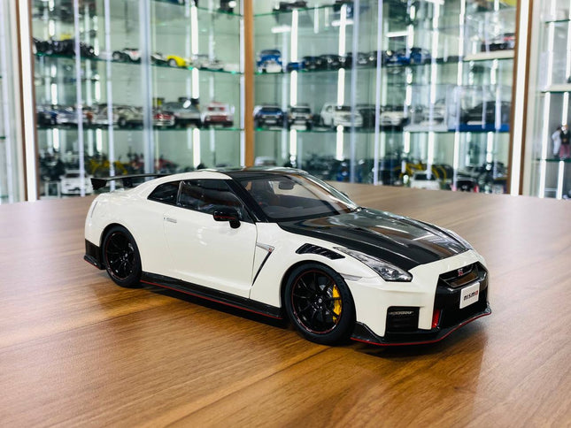 AutoArt Nissan GT-R R35 Nismo Package White/Carbon 1:18 Diecast Model Car - detailed collector display model