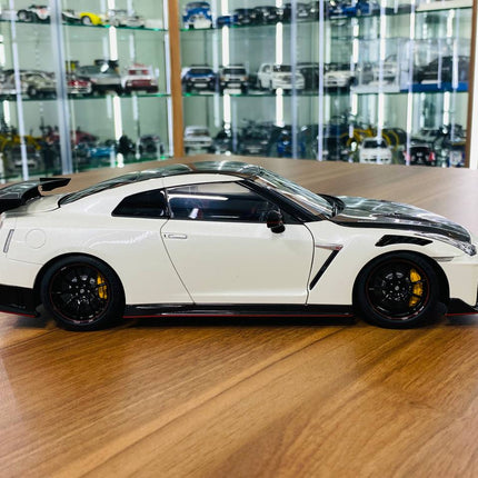 AutoArt Nissan GT-R R35 Nismo Package White/Carbon 1:18 Diecast Model Car - collectible scale model car