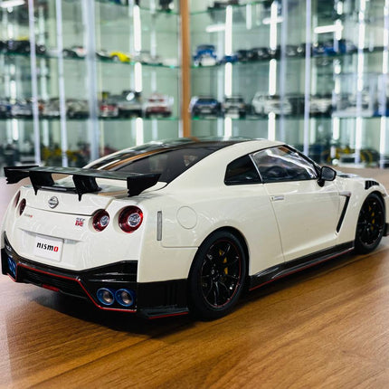 AutoArt Nissan GT-R R35 Nismo Package White/Carbon 1:18 Diecast Model Car - fine detailed model replica