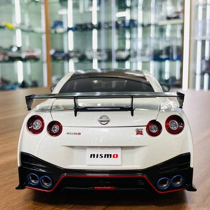 AutoArt Nissan GT-R R35 Nismo Package White/Carbon 1:18 Diecast Model Car - premium collector scale model