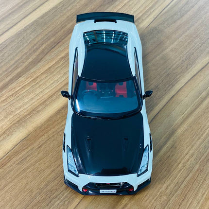 AutoArt Nissan GT-R R35 Nismo Package White/Carbon 1:18 Diecast Model Car - scale model for display