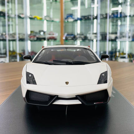 AutoArt Lamborghini Gallardo LP570 Supertrofeo Stradale White 1:18 Diecast Model Car - studio product photo of the scale mode