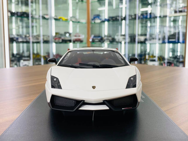 AutoArt Lamborghini Gallardo LP570 Supertrofeo Stradale White 1:18 Diecast Model Car - studio product photo of the scale mode