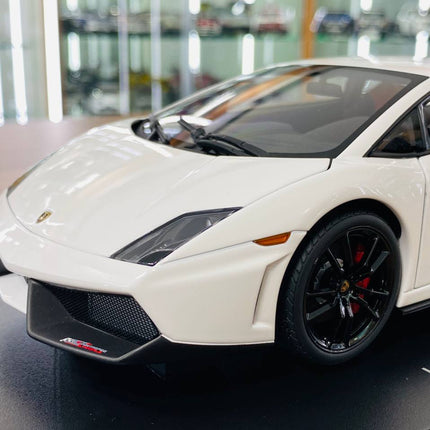 AutoArt Lamborghini Gallardo LP570 Supertrofeo Stradale White 1:18 Diecast Model Car - detailed die-cast style model