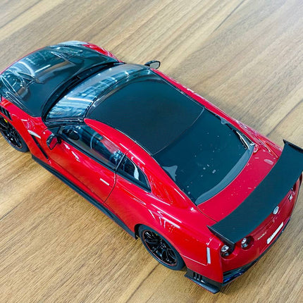 AutoArt Nissan GT-R R35 Nismo Package Red Carbon 1:18 Diecast Model Car - scale model for display