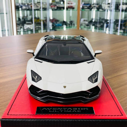MR Collection 1/18 Lamborghini Aventador Ultimate Resin Model White Limited Edition - studio product photo of the scale model