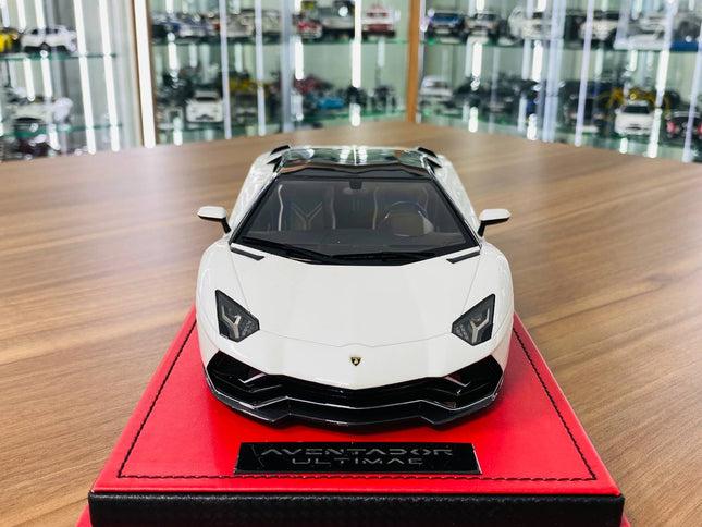 MR Collection 1/18 Lamborghini Aventador Ultimate Resin Model White Limited Edition - studio product photo of the scale model