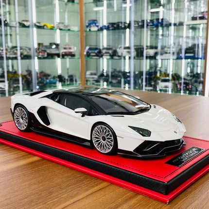 MR Collection 1/18 Lamborghini Aventador Ultimate Resin Model White Limited Edition - detailed collector display model