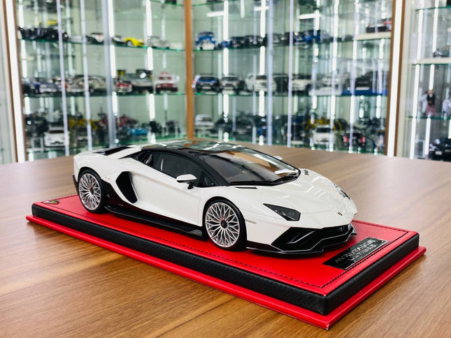 MR Collection 1/18 Lamborghini Aventador Ultimate Resin Model White Limited Edition - detailed collector display model