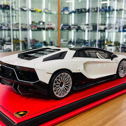 MR Collection 1/18 Lamborghini Aventador Ultimate Resin Model White Limited Edition - collectible scale model car