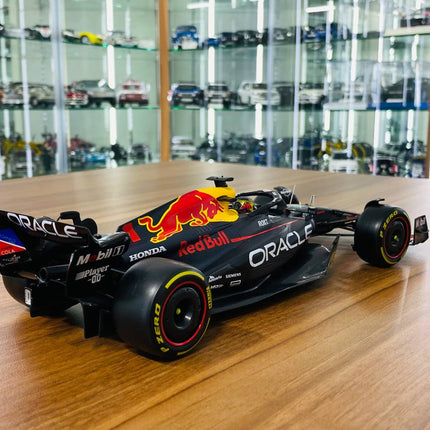 Bburago Oracle Red Bull Racing RB 19 1:18 Diecast Model Car Matt Red - fine detailed model replica