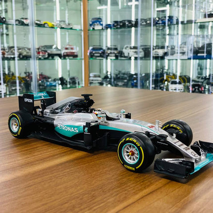 Bburago 1:18 Mercedes Petronas F1 WO7 Hybrid Lewis Hamilton #44 Diecast Model - detailed collector display model