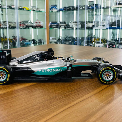 Bburago 1:18 Mercedes Petronas F1 WO7 Hybrid Lewis Hamilton #44 Diecast Model - fine detailed model replica