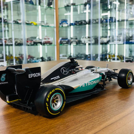 Bburago 1:18 Mercedes Petronas F1 WO7 Hybrid Lewis Hamilton #44 Diecast Model - collectible scale model car
