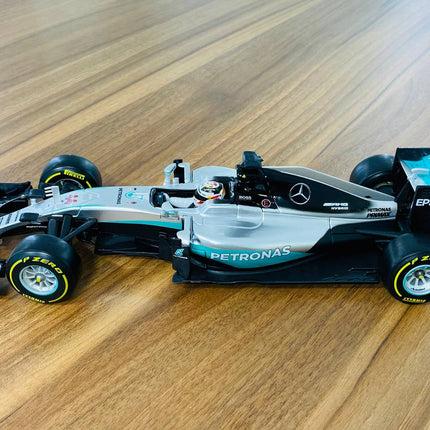 Bburago 1:18 Mercedes Petronas F1 WO7 Hybrid Lewis Hamilton #44 Diecast Model - scale model for display