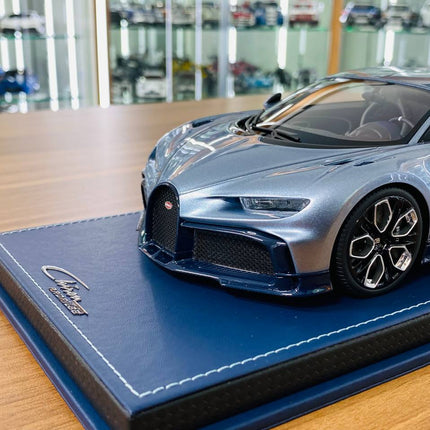 MR Collection Bugatti Chiron Profilee 1:18 Resin Argent Atlantique/Blue Royal - showroom-quality model replica