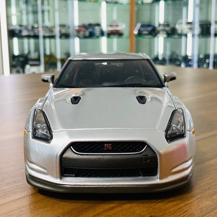 Bburago Nissan GT-R R35 2009 1:18 Diecast Model Car Silver - studio product photo of the scale model