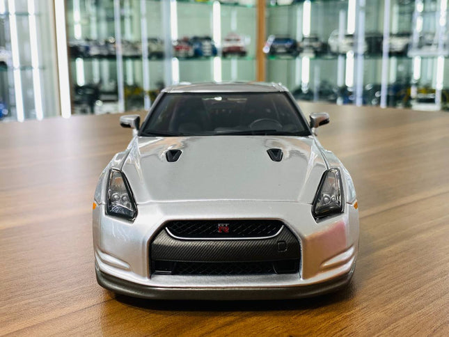 Bburago Nissan GT-R R35 2009 1:18 Diecast Model Car Silver - studio product photo of the scale model