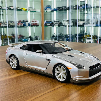 Bburago Nissan GT-R R35 2009 1:18 Diecast Model Car Silver - detailed collector display model