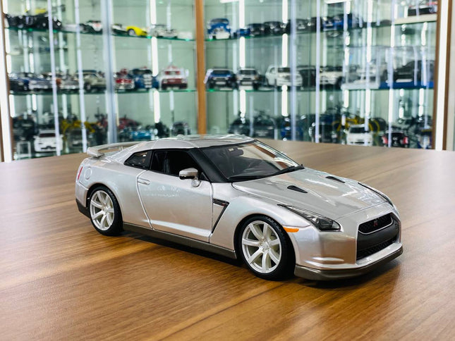 Bburago Nissan GT-R R35 2009 1:18 Diecast Model Car Silver - detailed collector display model