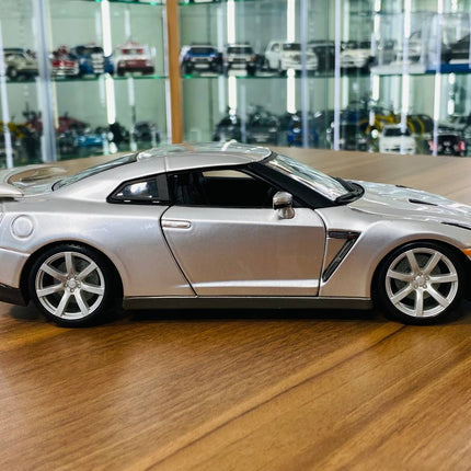 Bburago Nissan GT-R R35 2009 1:18 Diecast Model Car Silver - collectible scale model car